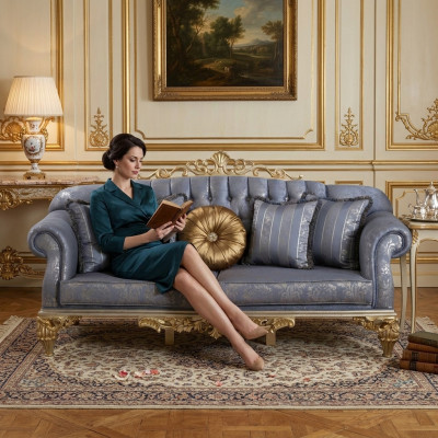 Canapé classique sophistiqué de style Chesterfield pour le salon avec des coussins dorés
