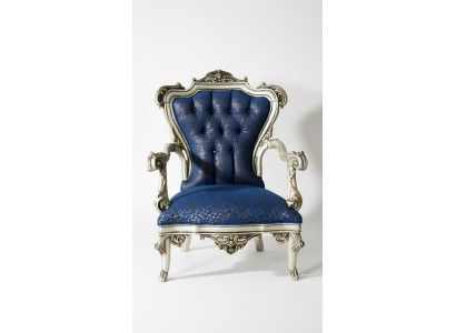 Un fauteuil classique fabuleux en style bleu avec des motifs décoratifs.