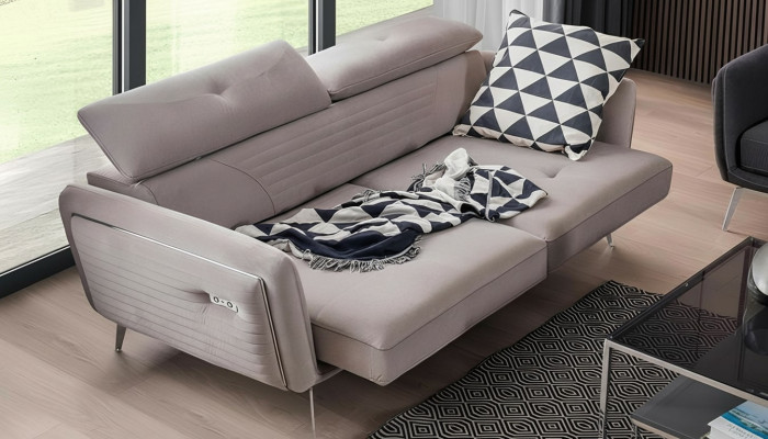 Luxueux, canapé deux places à la mode avec un revêtement textile sur des pieds hauts.