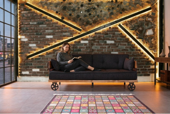 Canapé en tissu noir sur roues, design loft avec structure en bois, meuble de canapé