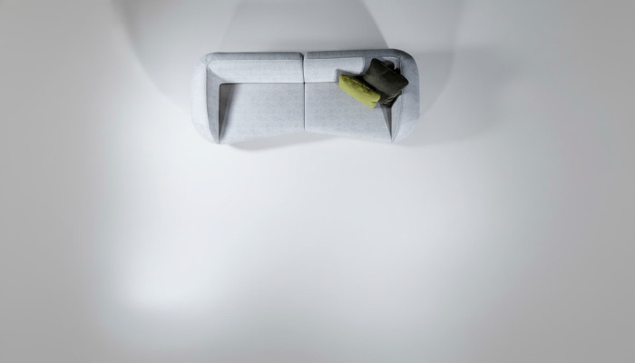Canapé gris design avec quatre places, meubles rembourrés pour le salon, moderne et neuf.