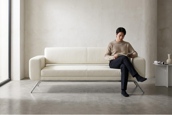 Canapé de bureau moderne en textile de luxe blanc à trois places avec pieds en acier inoxydable.