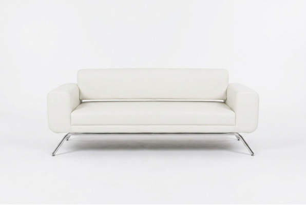 Canapé de bureau moderne en textile de luxe blanc à trois places avec pieds en acier inoxydable.