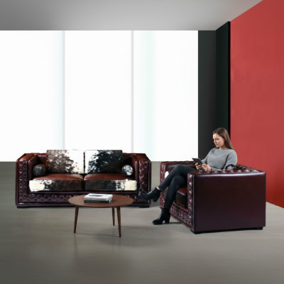Canapé Chesterfield rouge foncé ensemble 3+2 places en 2 pièces. Ensemble en cuir avec peau de poney
