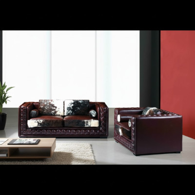 Canapé Chesterfield rouge foncé ensemble 3+2 places en 2 pièces. Ensemble en cuir avec peau de poney
