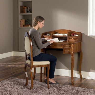 Bureau classique avec chaise en bois marron dans une salle d'étude