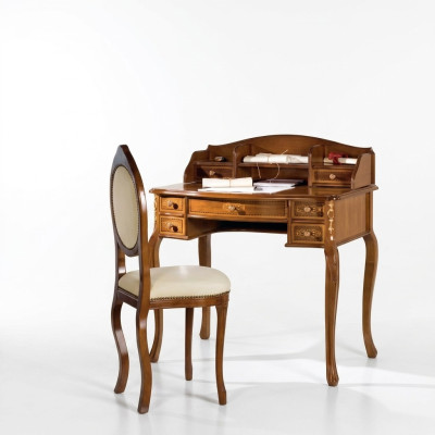 Bureau classique avec chaise en bois marron dans une salle d'étude