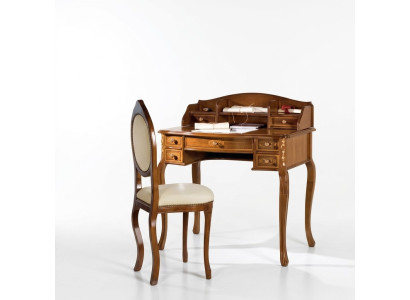 Bureau classique avec chaise en bois marron dans une salle d'étude