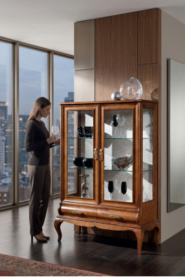 Armoire en bois luxueuse, armoire classique avec vitrine.