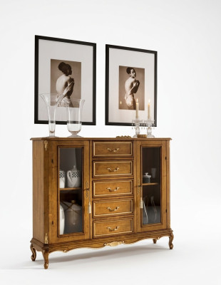 Armoire d'exposition exclusive en bois brun avec tiroirs dans le style de mobilier classique.