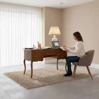 Bureau en bois de luxe marron, mobilier de bureau classique pour une salle d'étude.