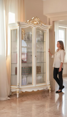 Vitrine blanche de qualité classique, nouveau meuble de luxe sur l'étagère du salon