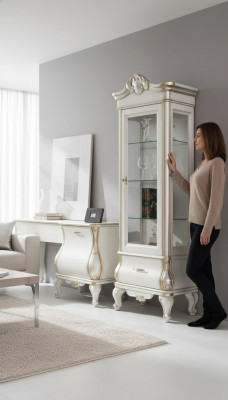 Armoire en bois de luxe avec une façade en verre, meubles blancs classiques, armoires de rangement.