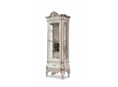 Armoire en bois de luxe avec une façade en verre, meubles blancs classiques, armoires de rangement.