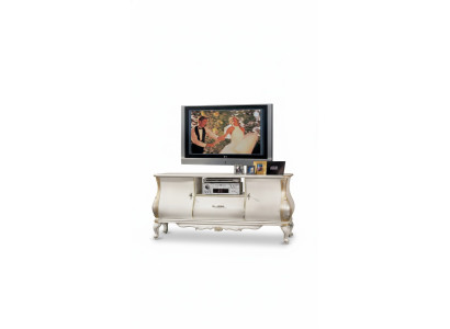 Meuble TV bas de luxe classique blanc en bois neuf dans le salon.