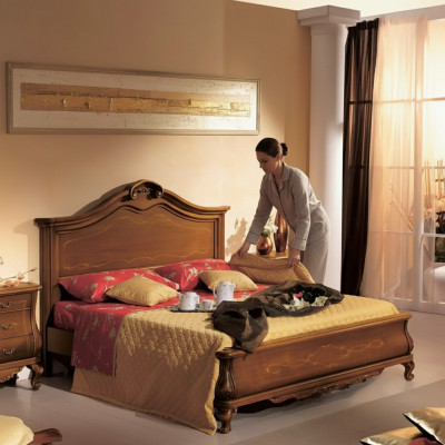 Lit double en bois dans un style classique Luxueux design de chambre à coucher.