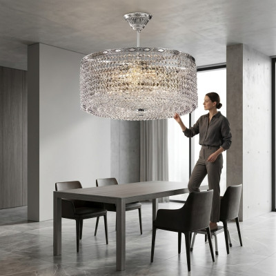Lustre de plafond rond de luxe en argent avec des cristaux.