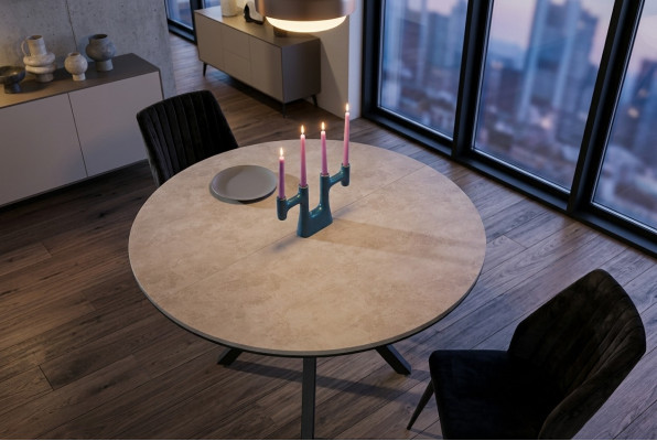 Table ronde extensible en bois gris pour salle à manger.