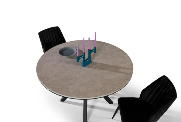 Table ronde extensible en bois gris pour salle à manger.