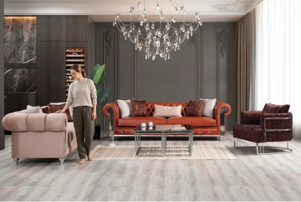 Ensemble de canapé Chesterfield trois places en tissu marron.
