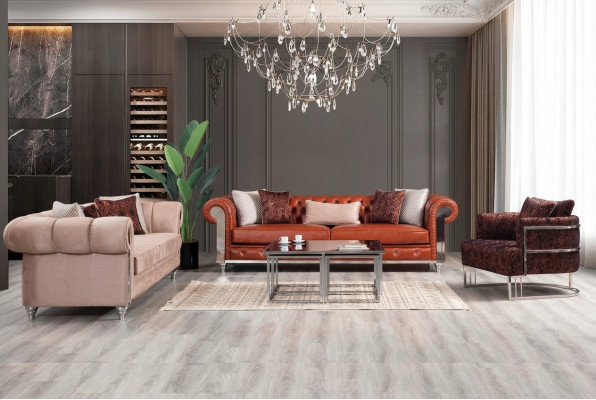 Ensemble de canapé Chesterfield trois places en tissu marron.