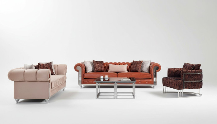 Ensemble de canapé Chesterfield trois places en tissu marron.