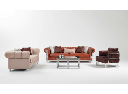Ensemble de canapé Chesterfield trois places en tissu marron.