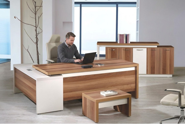 Bureau d'angle complet et jeu de 3 pièces de bureau en bois brun.