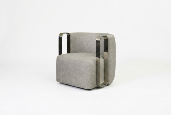 Fauteuil moderne une place en tissu gris pour salon avec assise rembourrée.