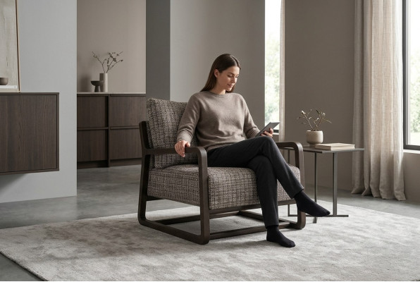 Fauteuil une place gris en bois pour le salon, chaise TV, fauteuil relax.