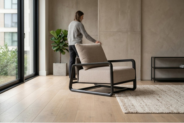 Fauteuil de télévision individuel en bois beige pour le salon.