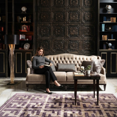 Élégant canapé Chesterfield trois places en gris - meuble rembourré intemporel pour votre maison.