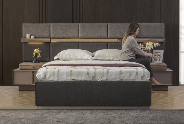 Ensemble complet de chambre à coucher avec lit double en tissu gris, comprenant 3 pièces : lit et tables de chevet.