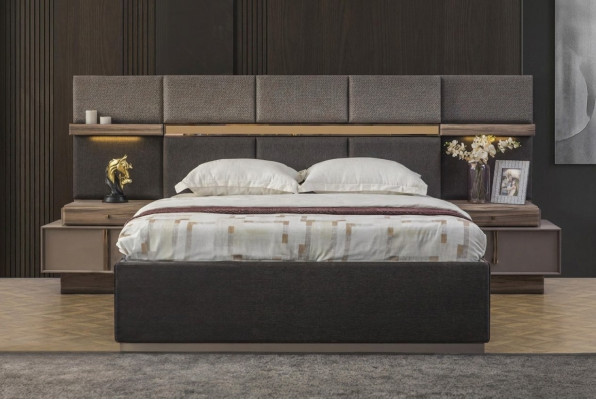 Ensemble complet de chambre à coucher avec lit double en tissu gris, comprenant 3 pièces : lit et tables de chevet.