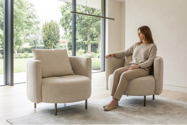 Fauteuil en textile beige, fauteuil de designer, fauteuil club, fauteuil cocktail, mobilier rembourré
