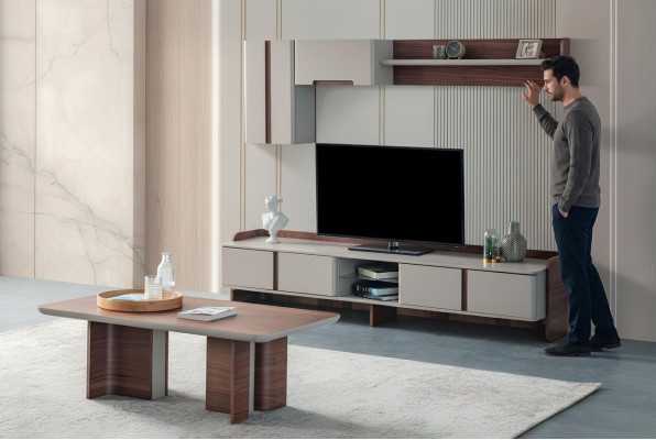 Ensemble de mur de salon élégant avec téléviseur de designer, meuble bas en bois et table basse.