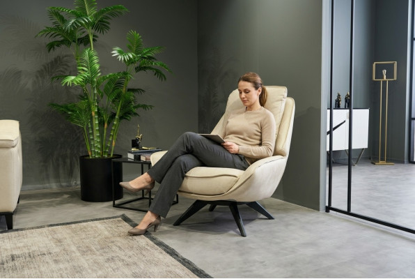 Fauteuil en cuir beige pour salon, fauteuil de club design à un seul siège, meuble noble.
