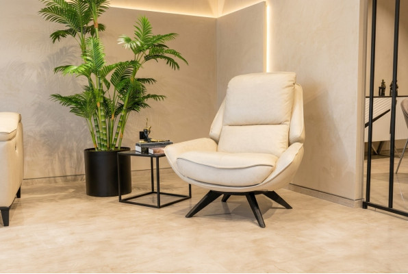 Fauteuil en cuir beige pour salon, fauteuil de club design à un seul siège, meuble noble.