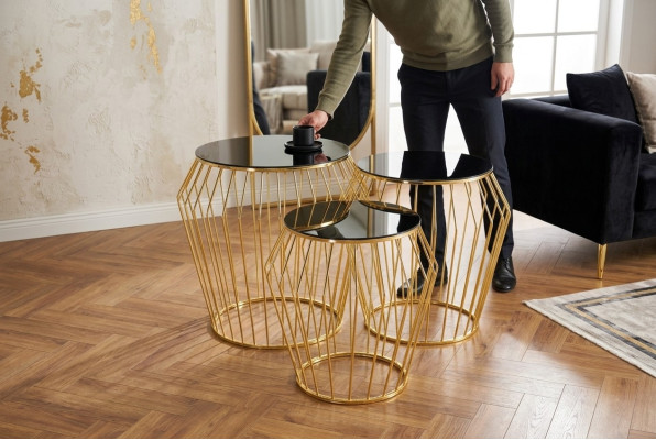 Complétez les tables d'appoint, la table basse et les tables de canapé en trois pièces en or.