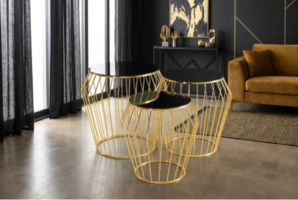 Complétez les tables d'appoint, la table basse et les tables de canapé en trois pièces en or.
