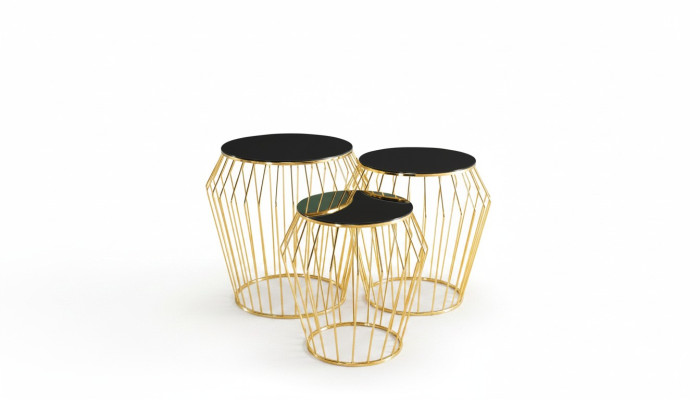 Complétez les tables d'appoint, la table basse et les tables de canapé en trois pièces en or.