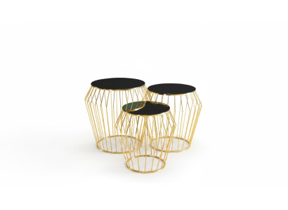 Complétez les tables d'appoint, la table basse et les tables de canapé en trois pièces en or.