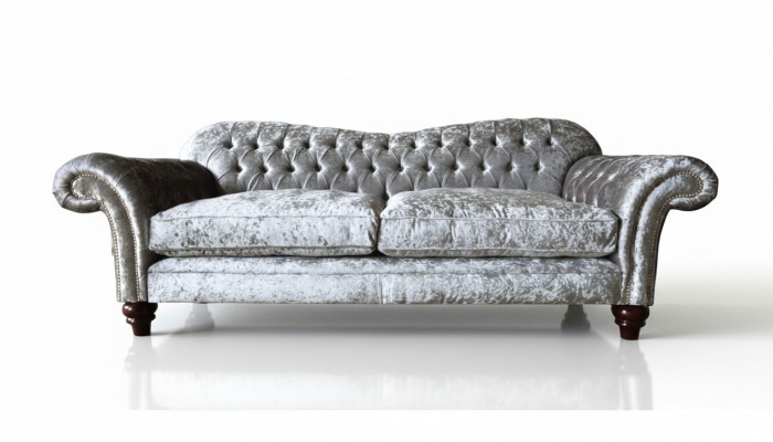Luxueux canapé Chesterfield classique avec trois places en gris