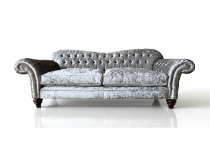 Luxueux canapé Chesterfield classique avec trois places en gris