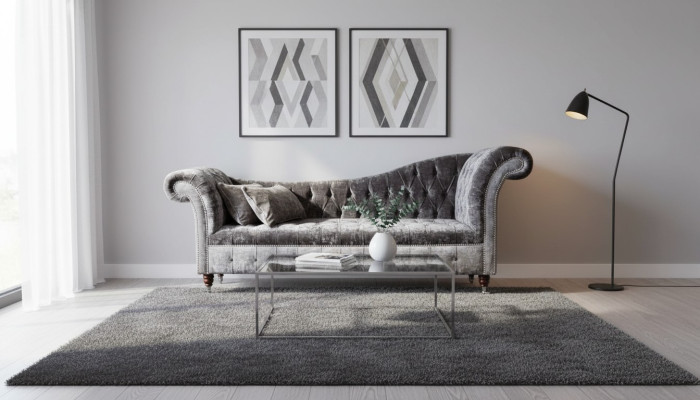 Un luxueux canapé de style Chesterfield classique dans une riche tonalité argentée.