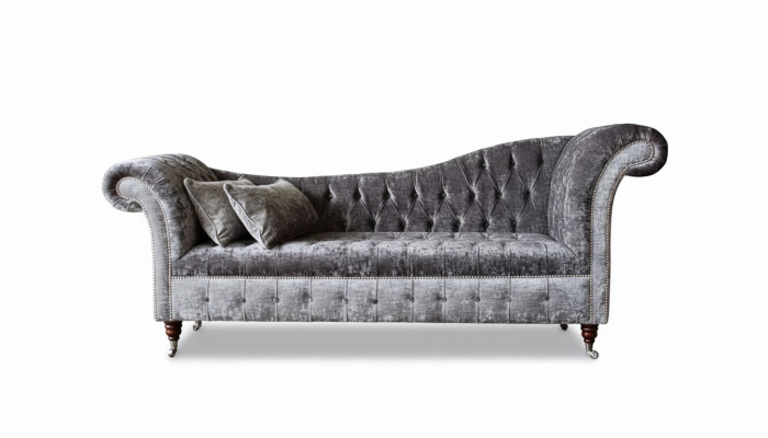 Un luxueux canapé de style Chesterfield classique dans une riche tonalité argentée.