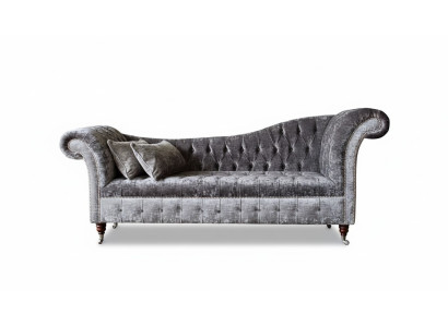 Un luxueux canapé de style Chesterfield classique dans une riche tonalité argentée.