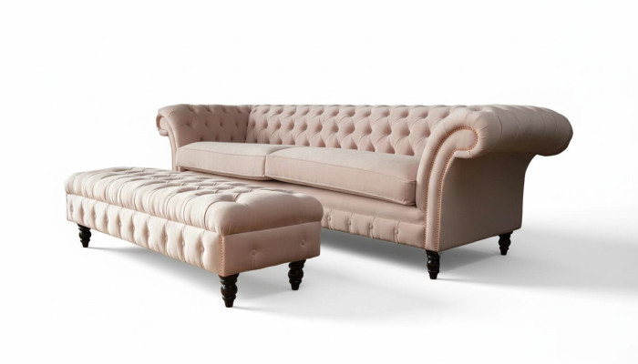Un canapé Chesterfield luxueux, rose à quatre places, COUSSIN DE SIÈGE INCLUS