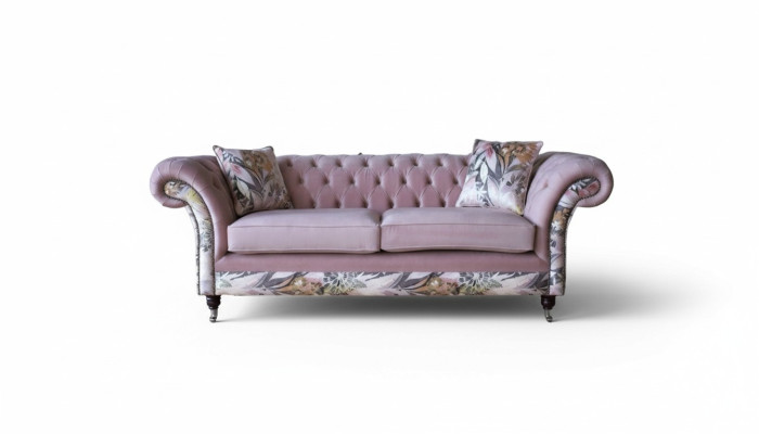 Un canapé Chesterfield trois places vibrant avec un motif floral délicat rose.