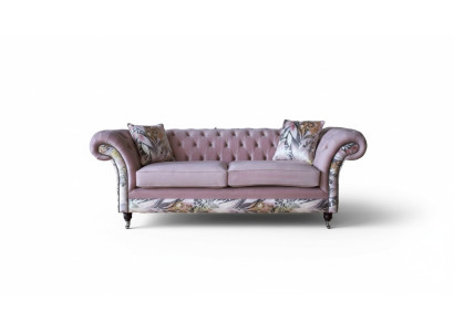 Un canapé Chesterfield trois places vibrant avec un motif floral délicat rose.